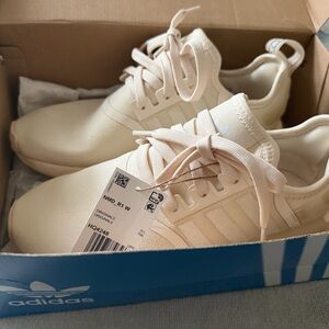NIB NWT Adidas NMD_R1 Sneakers in Wonder White Women’s Size 7 / Men’s Size 6